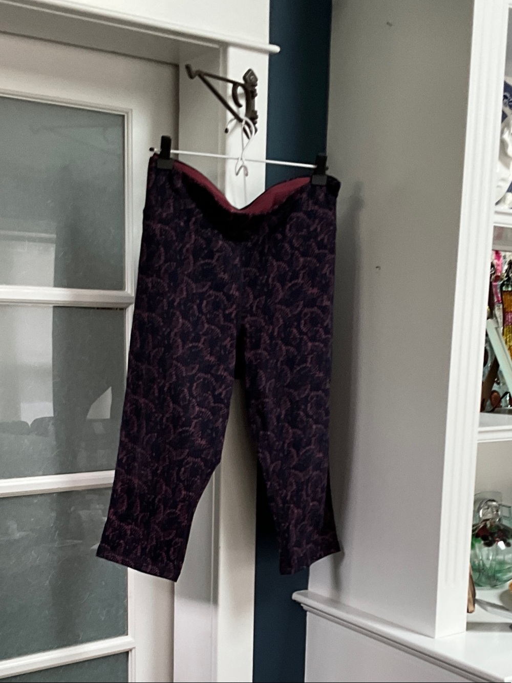 Reitmans Dark Navy with deep pink Patterned Capri Leggings with Pink Waistband